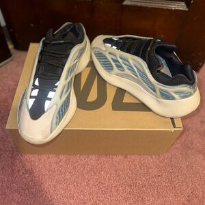 Adidas Yeezy 700 V3 Sneakers